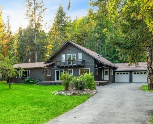 Two-story home for up to 10 guests, near Schweitzer shuttle and a short drive to downtown Sandpoint. Spacious rooms, comfy beds, and a well-stocked kitchen. Large yard and ample parking for boats