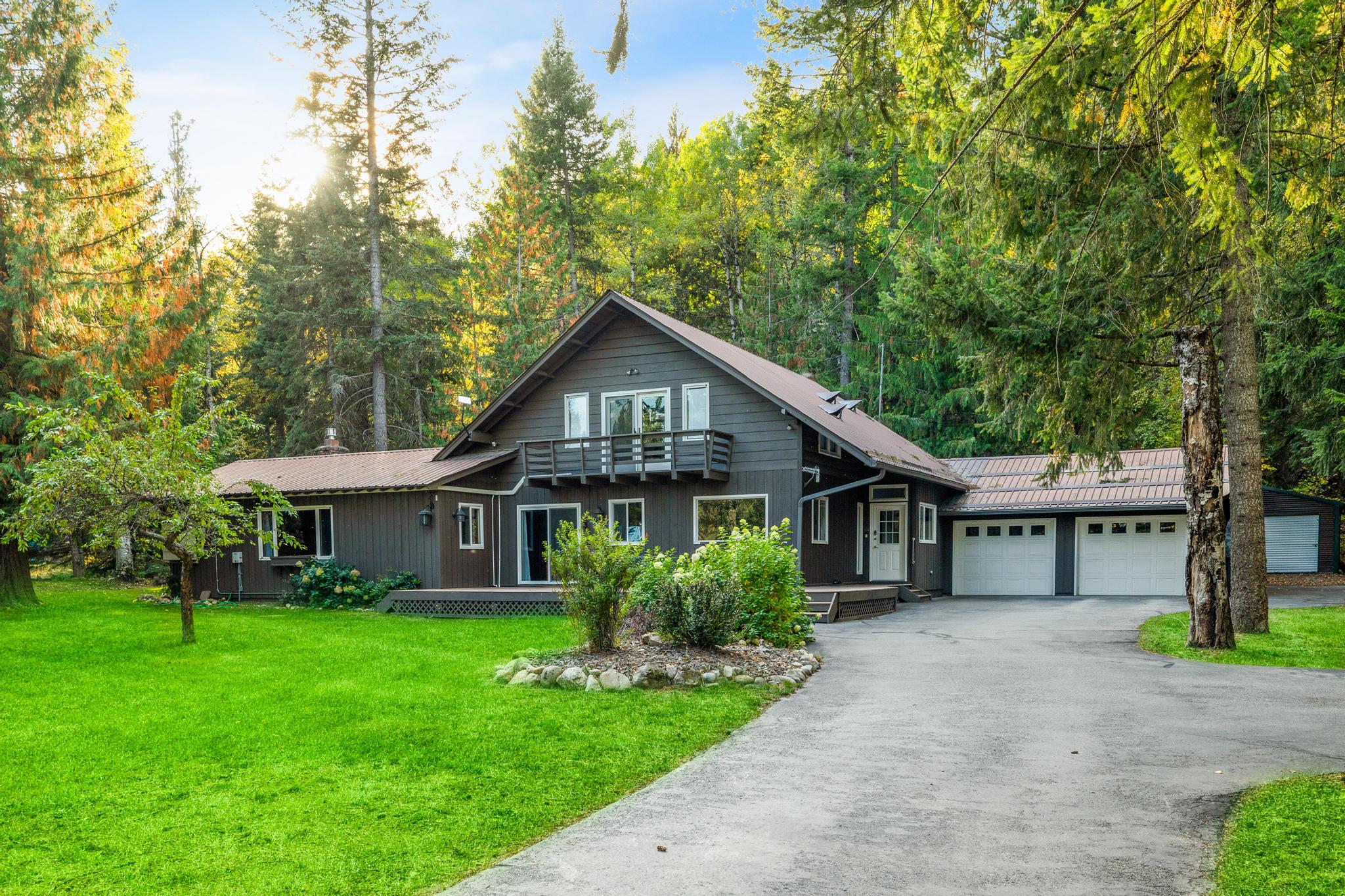 Two-story home for up to 10 guests, near Schweitzer shuttle and a short drive to downtown Sandpoint. Spacious rooms, comfy beds, and a well-stocked kitchen. Large yard and ample parking for boats