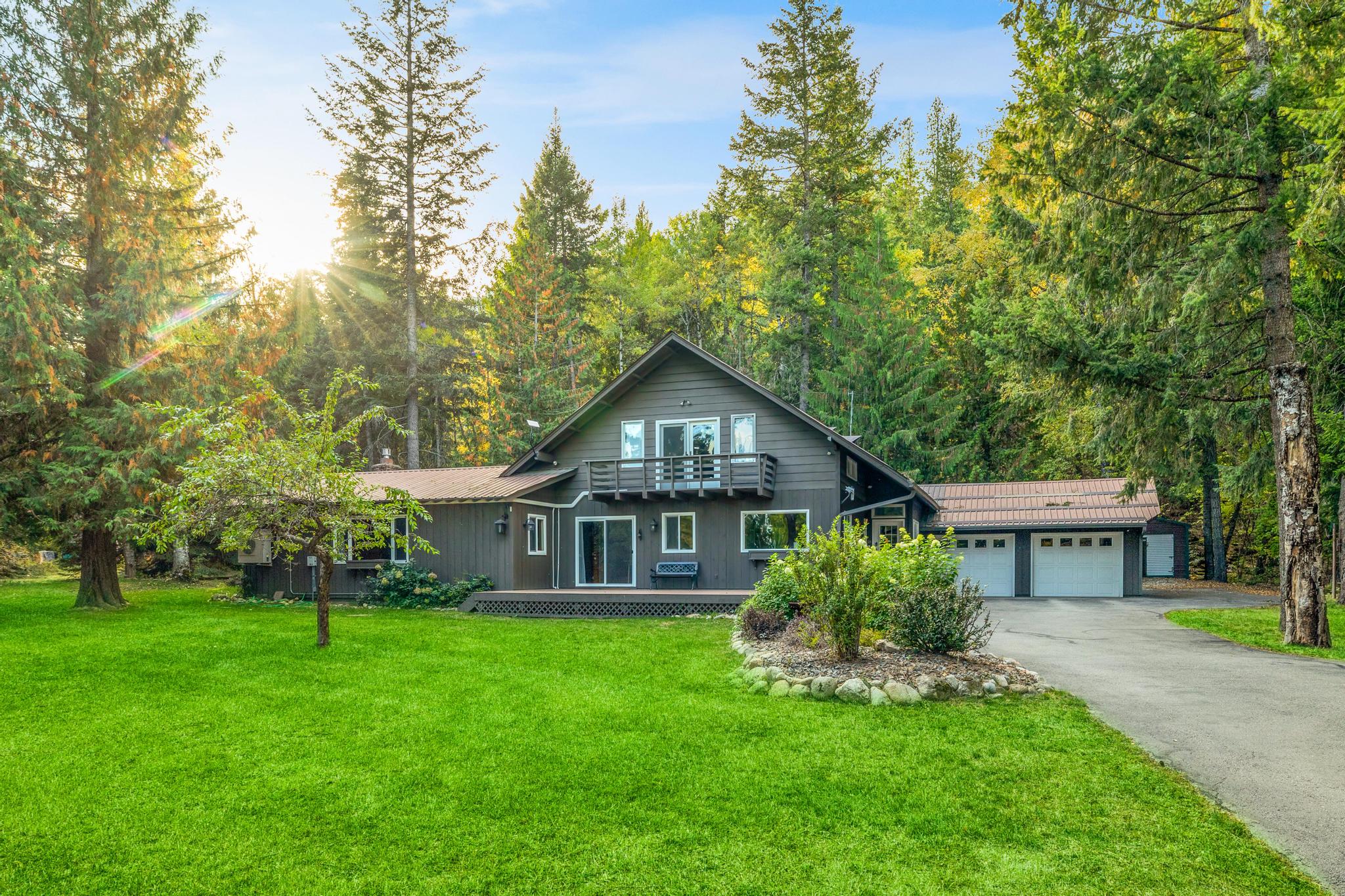 Two-story home for up to 10 guests, near Schweitzer shuttle and a short drive to downtown Sandpoint. Spacious rooms, comfy beds, and a well-stocked kitchen. Large yard and ample parking for boats