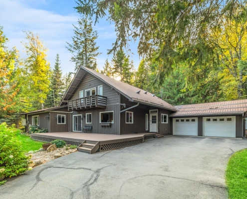 Two-story home for up to 10 guests, near Schweitzer shuttle and a short drive to downtown Sandpoint. Spacious rooms, comfy beds, and a well-stocked kitchen. Large yard and ample parking for boats