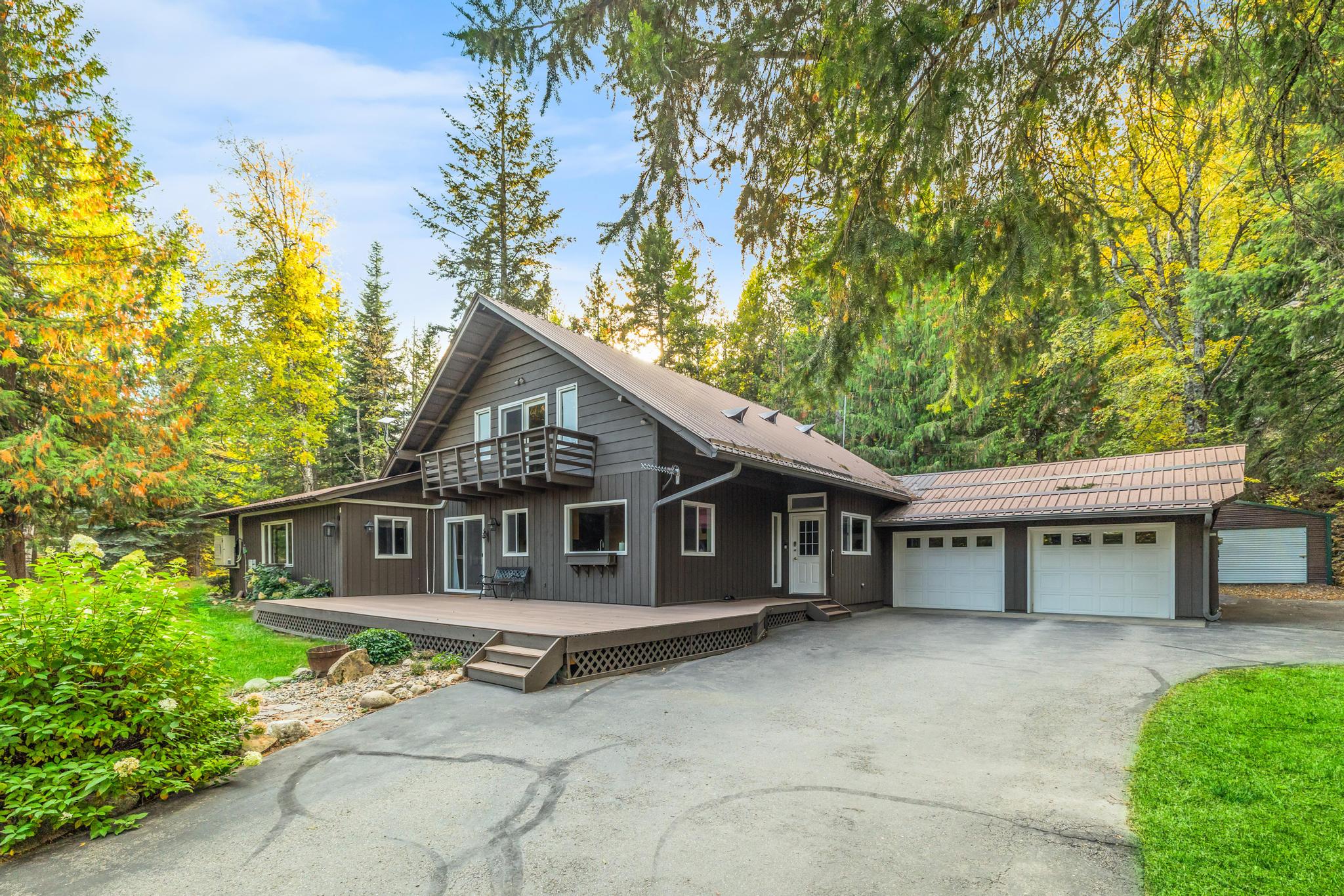 Two-story home for up to 10 guests, near Schweitzer shuttle and a short drive to downtown Sandpoint. Spacious rooms, comfy beds, and a well-stocked kitchen. Large yard and ample parking for boats